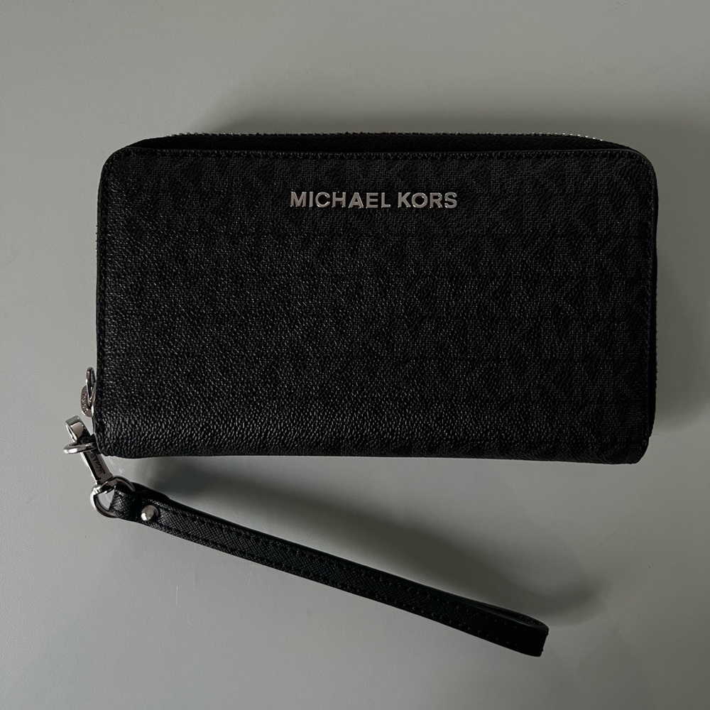 Michael Kors Wallet! Amazing condition and price! makes a great gift 🖤